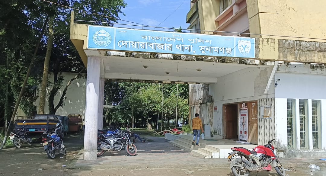 দোয়ারাবাজারে চিলাই নদীতে অ বৈ ধ ভাবে বালু উত্তোলন :দুই নৌকা আ ট ক