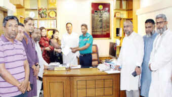 পুলিশ কমিশনার ও জেলা প্রশাসকের কাছে দোকান মালিক ব্যবসায়ী সমিতির স্মারকলিপি