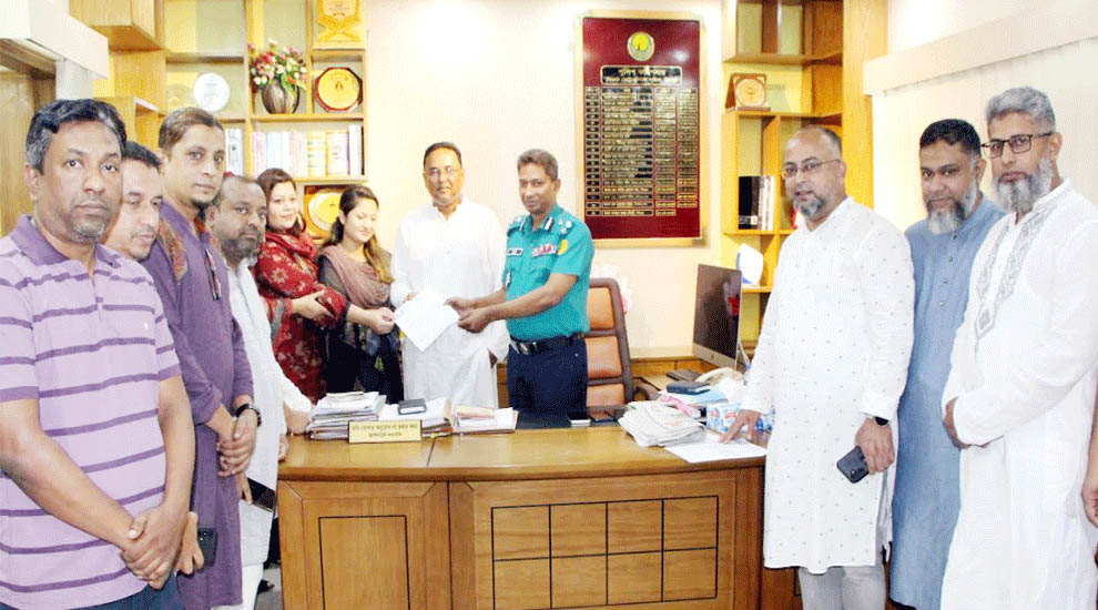 পুলিশ কমিশনার ও জেলা প্রশাসকের কাছে দোকান মালিক ব্যবসায়ী সমিতির স্মারকলিপি