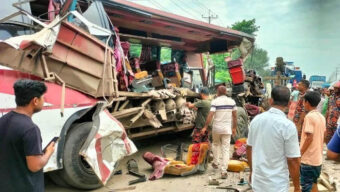 ওভারটেক করার সময় দুই বাসের মু খো মু খি সং ঘ র্ষ: নি হ ত ৩, আ হ ত ২৫