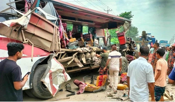 ওভারটেক করার সময় দুই বাসের মু খো মু খি সং ঘ র্ষ: নি হ ত ৩, আ হ ত ২৫