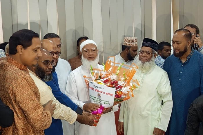 আওয়ামী লীগের উপর নির্বাচন চা পি য়ে দেওয়া জু লু ম হবে: ডা. শফিক