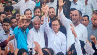 বাপের বেটা মুক্তাদির! লোক দেখানো ! হাতে হাত রাখলেন আরিফ-মুক্তাদির