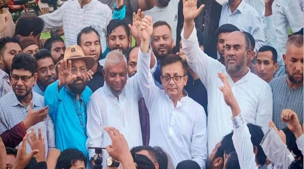 বাপের বেটা মুক্তাদির! লোক দেখানো ! হাতে হাত রাখলেন আরিফ-মুক্তাদির