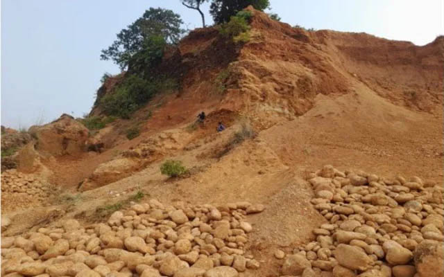 জেলা প্রশাসক মহোদয় আপনার ঘুম ভাঙ্গবে কখন! সিলেটের কোম্পানীগঞ্জে থামছে না পাথর লুট, শাহ আরেফিন টিলার ৮৫ শতাংশ পাথর উধাও