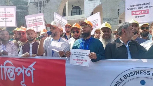 সিলেটে এনআইআর–এর প্র তি বা দে মোবাইল ব্যবসায়ীদের মা ন ব ব ন্ধ ন