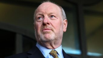 ডাকঘর কেলেঙ্কারির জন্য অ্যালান বেটসকে বহু মিলিয়ন পাউন্ড ক্ষতিপূরণ দেওয়া হবে