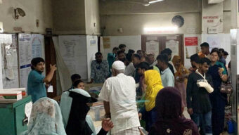 সড়কের পাশে পড়েছিলেন তরুণী, গলায় আ ঘা তে র চি হ্ন