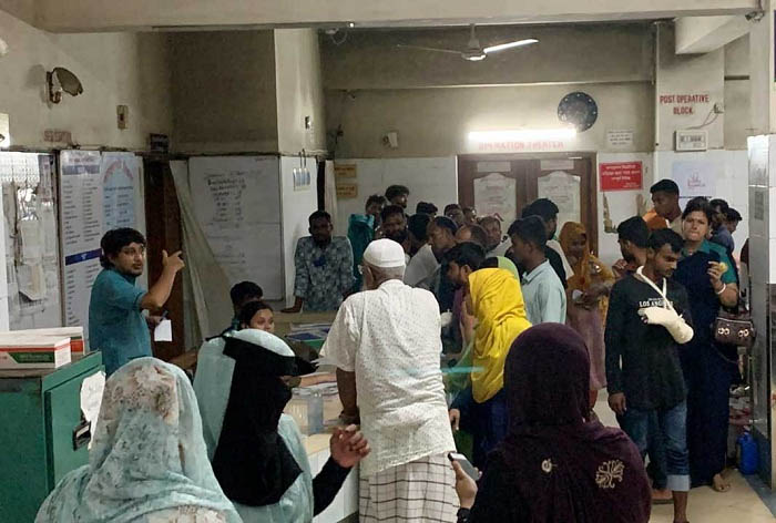 সড়কের পাশে পড়েছিলেন তরুণী, গলায় আ ঘা তে র চি হ্ন