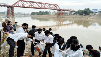 সুরমা নদীর তীরে আনন্দনিকেতনের শিক্ষার্থীদের পরিচ্ছন্নতা অভিযান