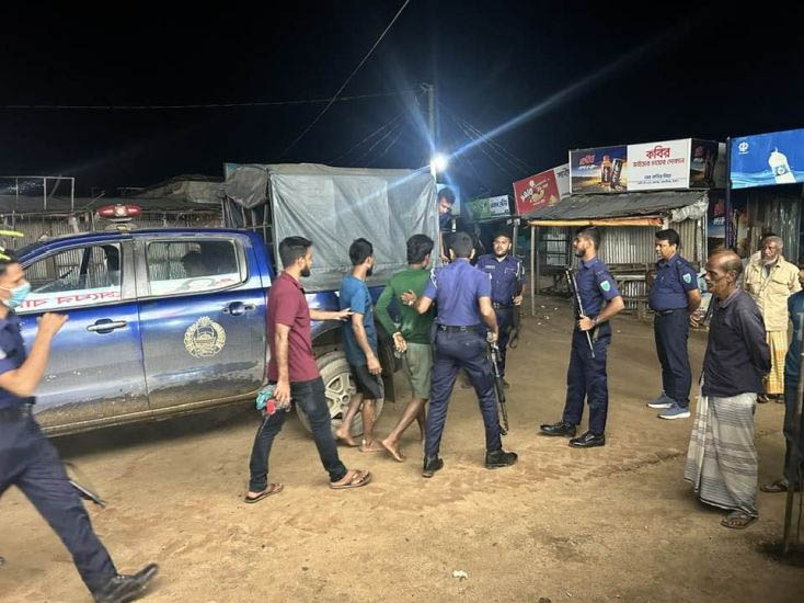 সিলেটে নদী থেকে বালু-পাথর উ ত্তো ল ন : জ ব্দ শতাধিক নৌকা, আ ট ক ১২