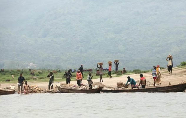 সিলেটের ধলাই সেতুর নীচ থেকে বালু লু ট: ৯১ টি নৌকা আ ট ক