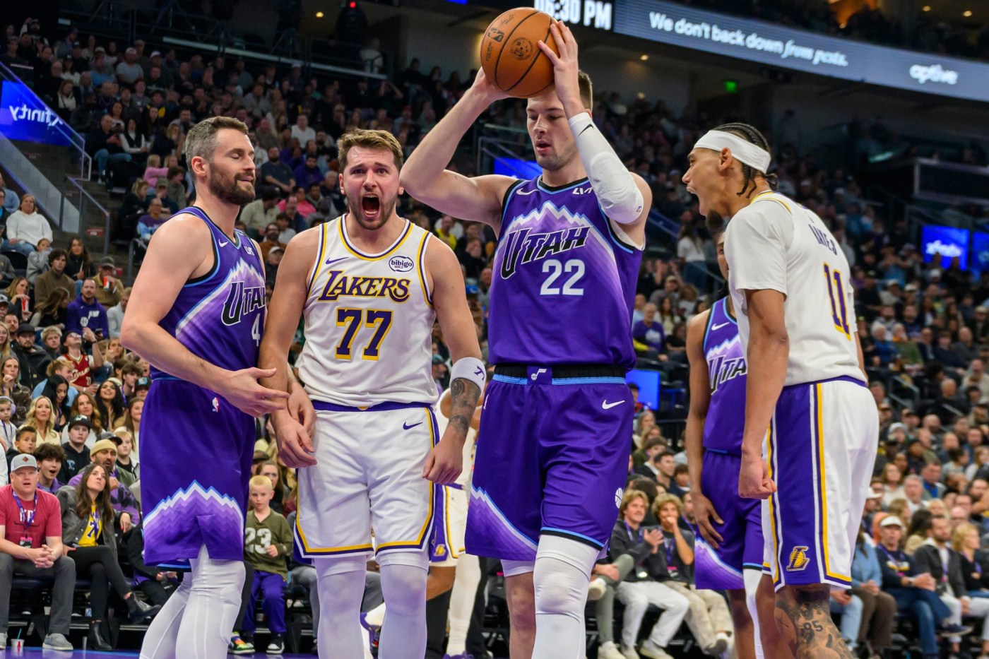 Lakers hold off Jazz to earn 4th straight win