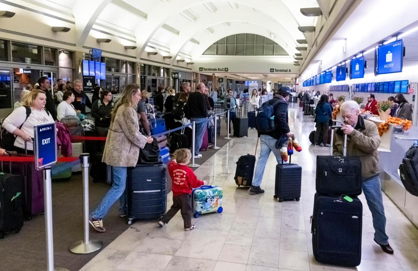 By road or airplane, expect Thanksgiving travel snarls in Southern California