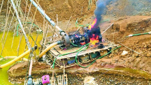 ফের বে প রো য়া পাথর খে কো রা, ‘বো মা’ মেশিন দিয়ে পাথর উত্তোলন